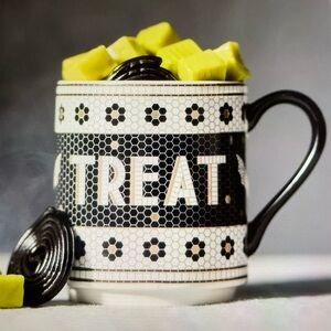 ❤️ ANTHROPOLOGIE BISTRO TILE HALLOWEEN TREAT STONEWARE MUG NEW